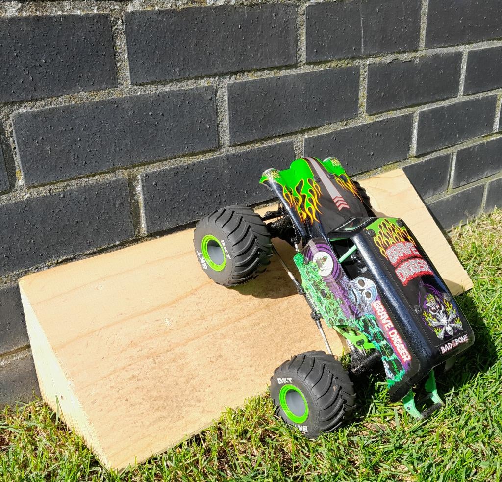 Losi Mini Grave Digger (met extra's !), Hobby & Loisirs créatifs, Modélisme | Radiocommandé & Téléguidé | Voitures, Comme neuf