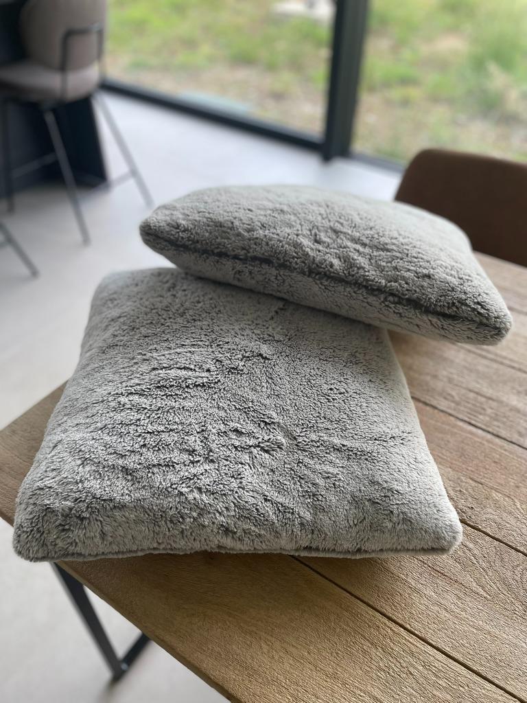 Kussens Grijs zacht, Huis en Inrichting, Woonaccessoires | Kussens, Ophalen, Gebruikt, Grijs, Vierkant