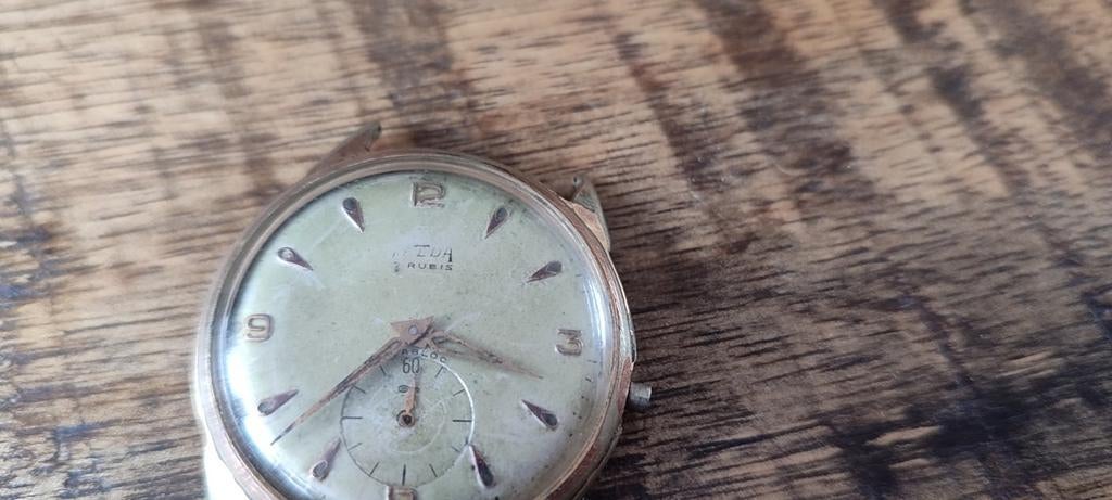 Montre suisse  Telda ancienne a réparer, Enlèvement ou Envoi