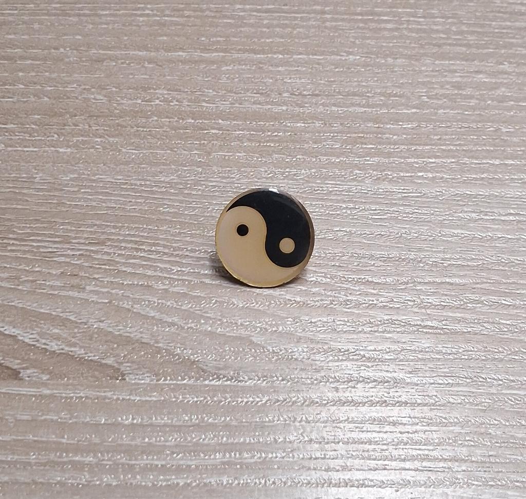PIN - YIN & YANG, Ophalen of Verzenden, Gebruikt, Overige onderwerpen, Speldje of Pin