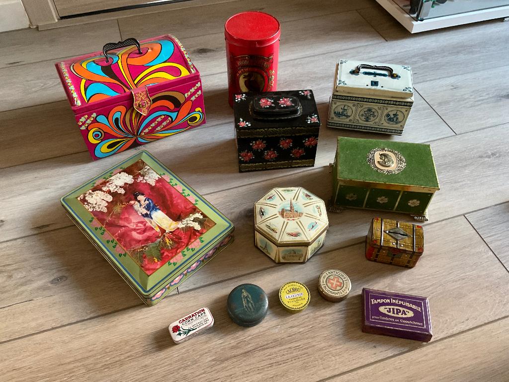 Lot oude blikken dozen  , spaarpotten , blikken koffer, Enlèvement ou Envoi