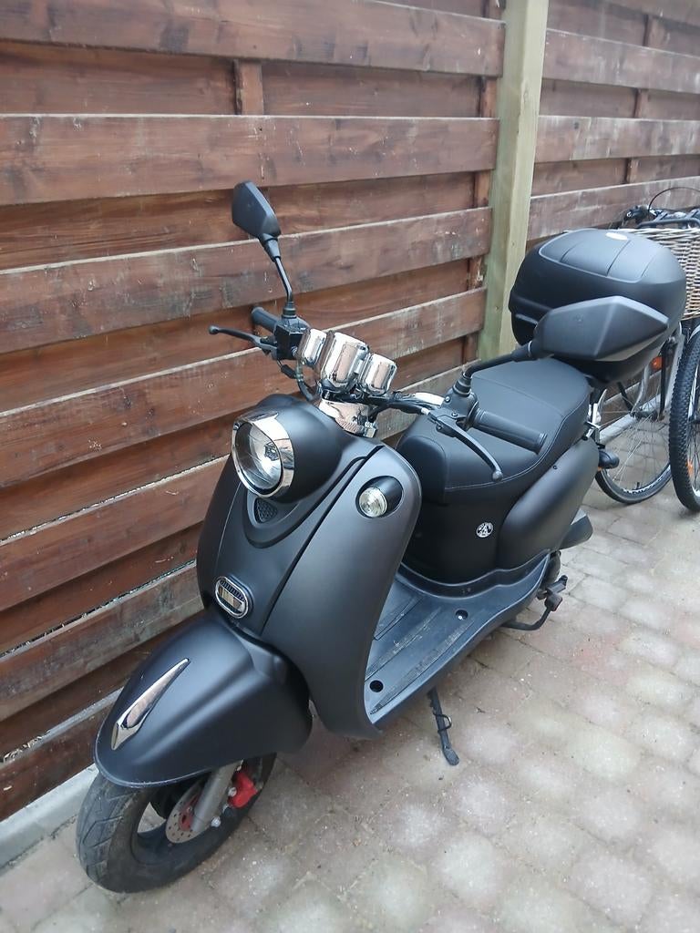 Scooter A klasse in zeer goede staat!, Fietsen en Brommers, Ophalen