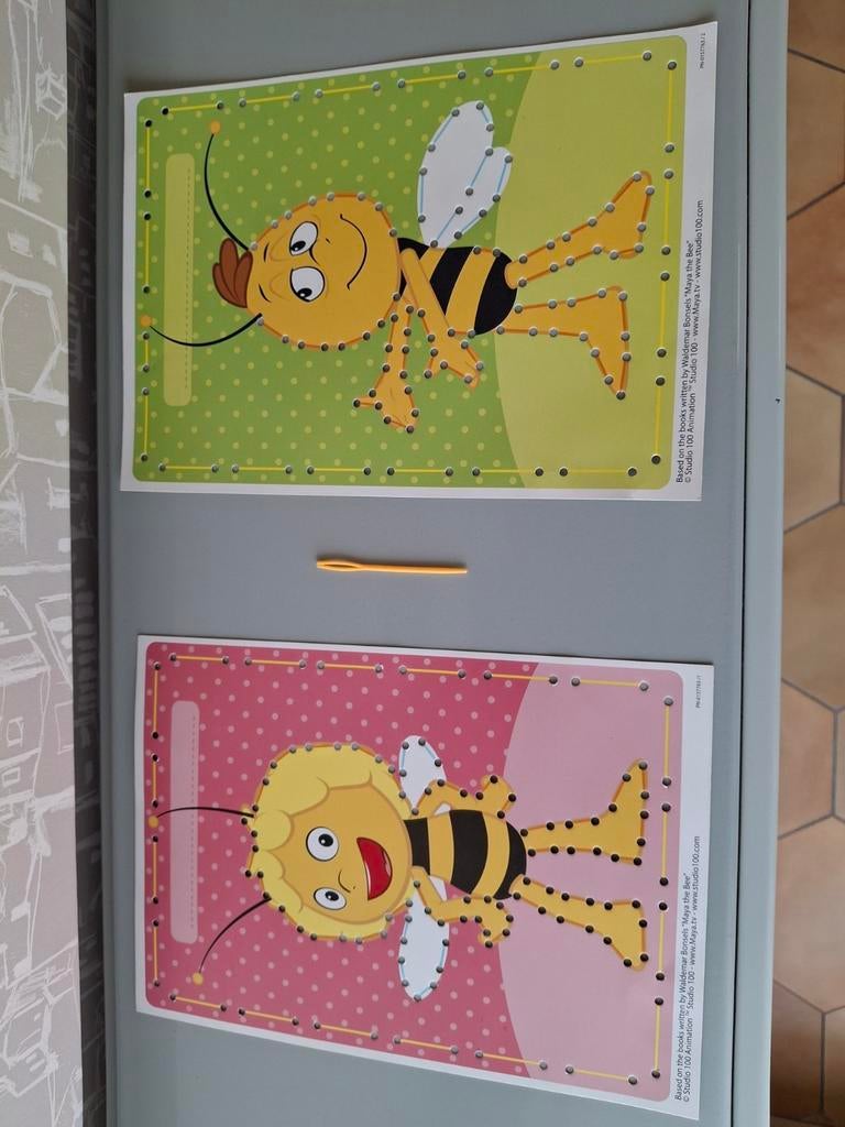 2 naaikaarten Maya de bij + 1 kunststof naald, Ophalen of Verzenden, Zo goed als nieuw, Knutselen