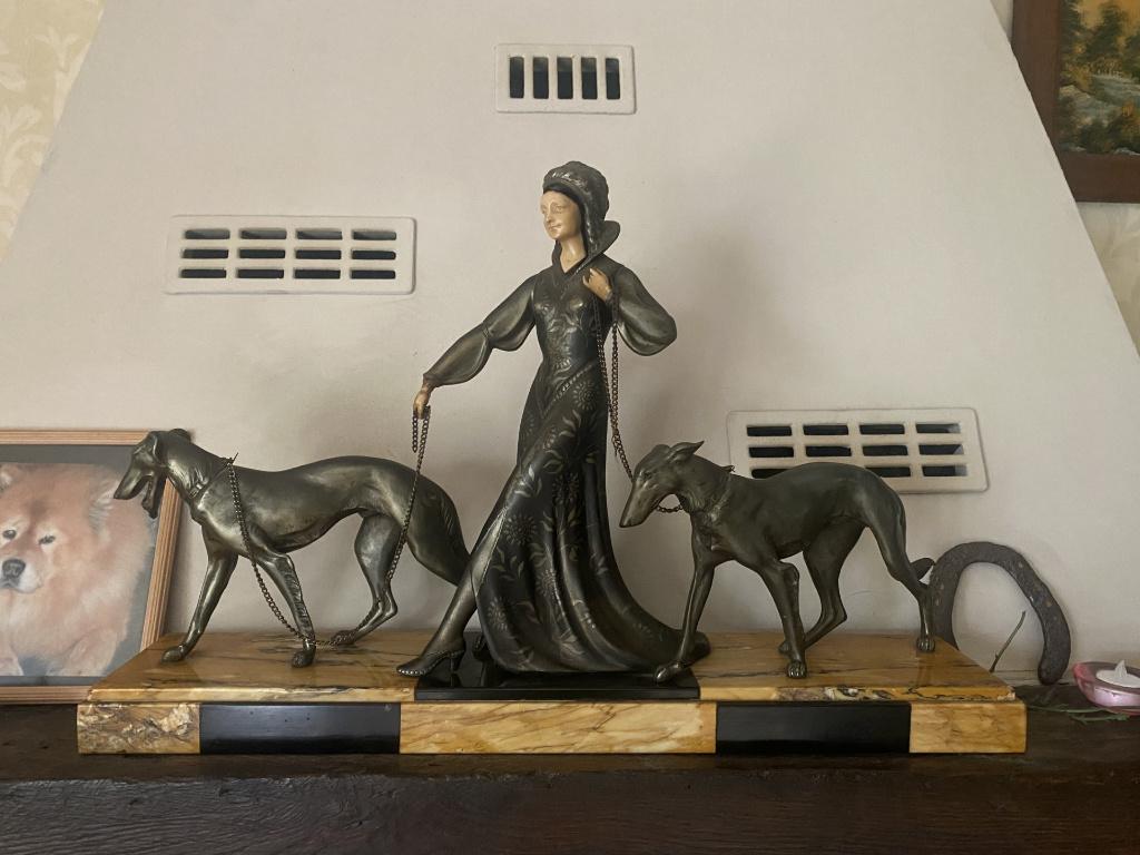Sculpture R. Scali – La Dame aux Chiens, Enlèvement