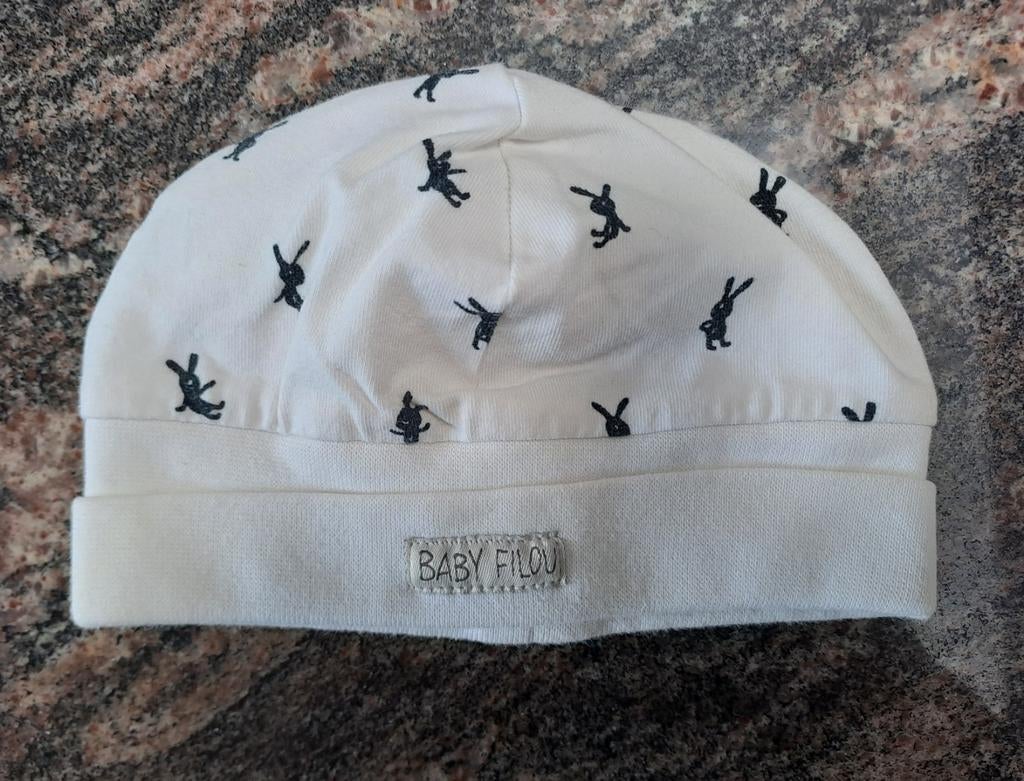 Chapeau blanc 44 cm lapins noirs, Garçon ou Fille, Enlèvement ou Envoi, P'tit Filou, Comme neuf