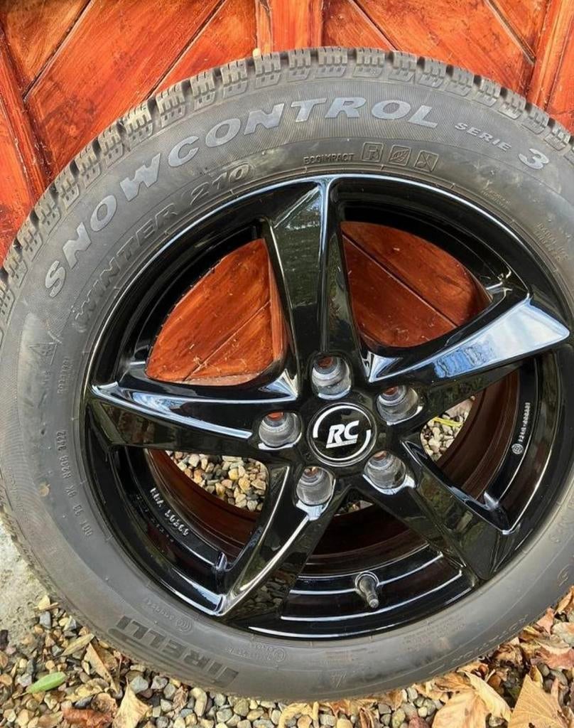 4 Pirelli winterbanden (Hyundai I30), Auto-onderdelen, Ophalen, Overige, Gebruikt, 16 inch