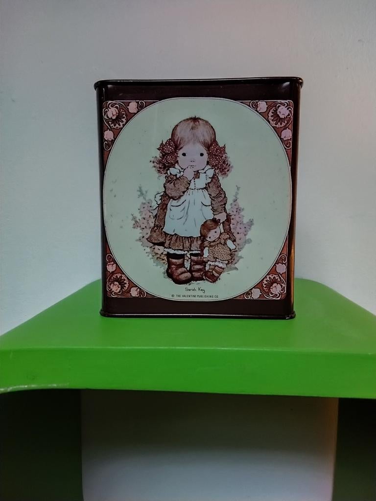 Vintage tinnen spaarblik Sarah Kay jaren 70, Verzamelen, Ophalen of Verzenden
