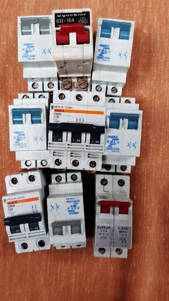 Automatische zekeringen, zie foto's., Doe-het-zelf en Bouw, Ophalen, Zo goed als nieuw
