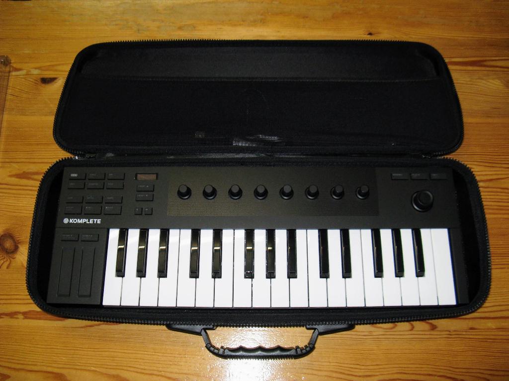 Set Komplete Kontrol M32 + Decksaver + Analog Cases PULSE, Musique & Instruments, Enlèvement ou Envoi, Comme neuf