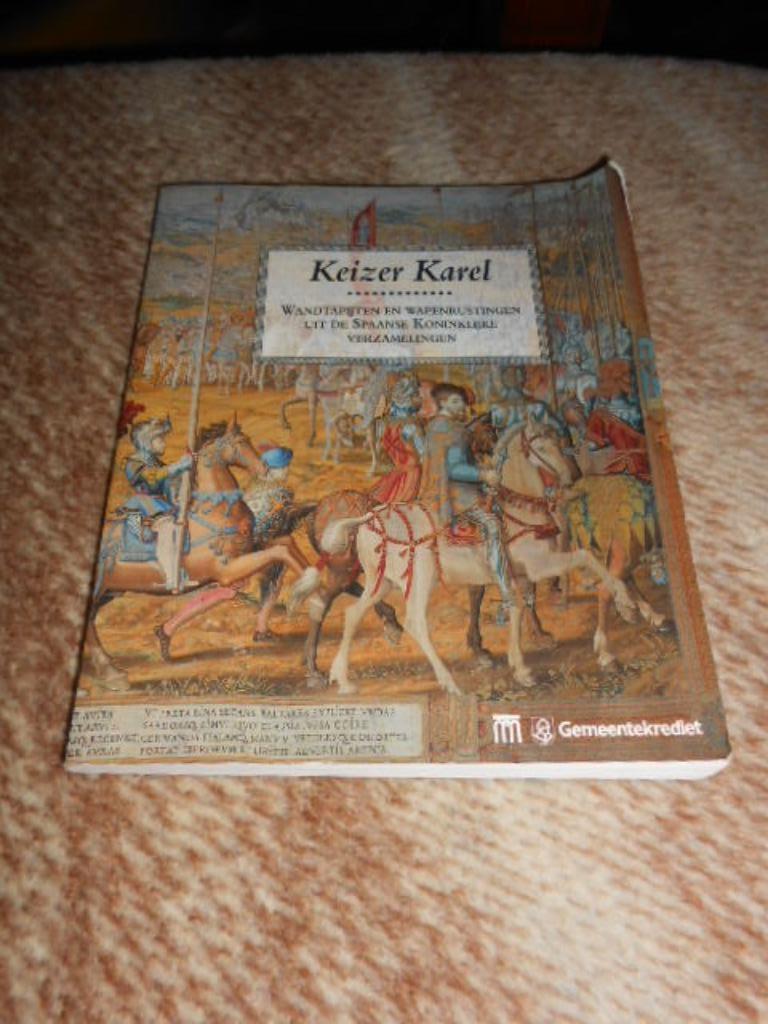 boek Keizer Karel Wandtapijten en wapenuitrustingen uit, Ophalen of Verzenden, Gelezen, Gemeentekrediet