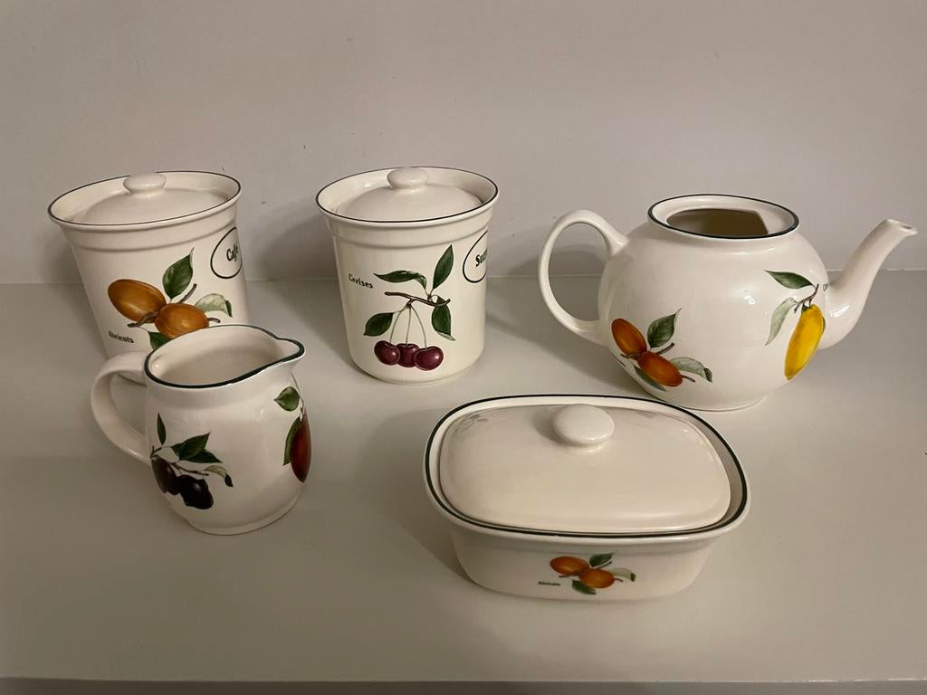 2 voorraadpotten + theekan + melkkan + botervloot fruit deco, Ophalen