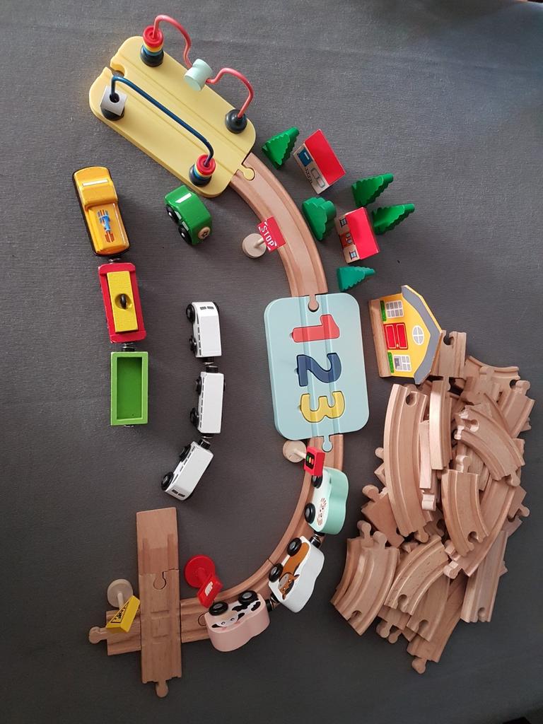 Houten treinbaan met drie treintjes, huisjes, boompjes,..., Enlèvement, Comme neuf