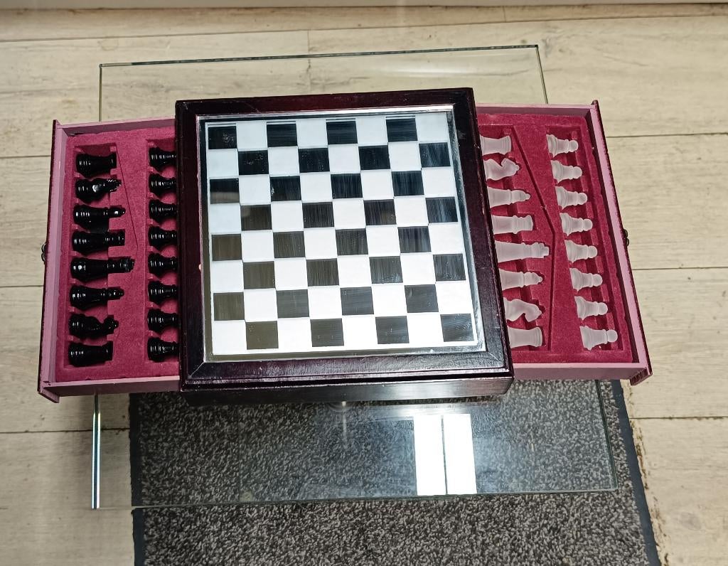 Glazen schaakbord met glazen bijzettafeltje te koop., Een of twee spelers, Ophalen of Verzenden, Gebruikt