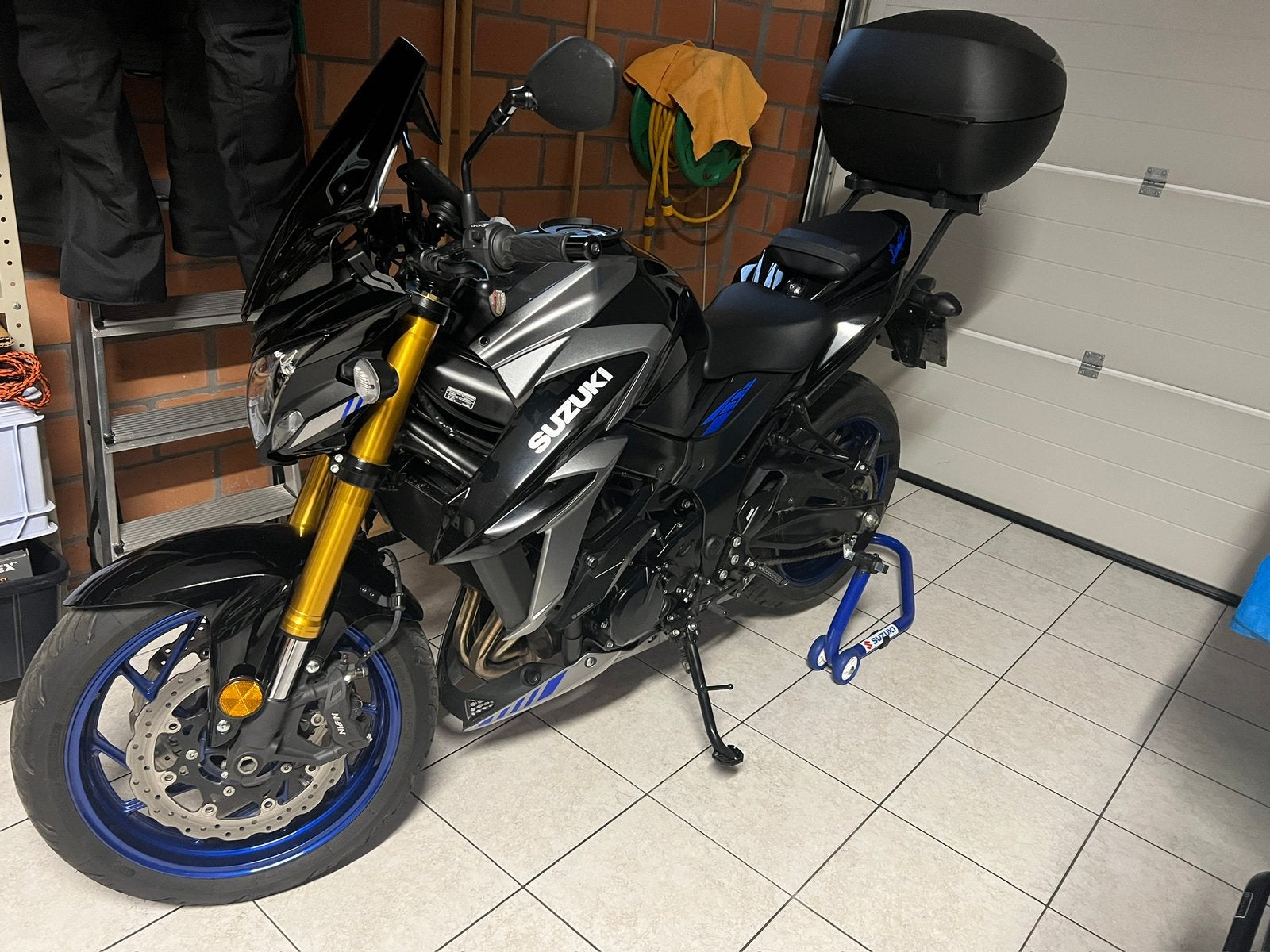 Puig windscherm en Givi kofferhouder  gsx s750 meer tourder, Ophalen