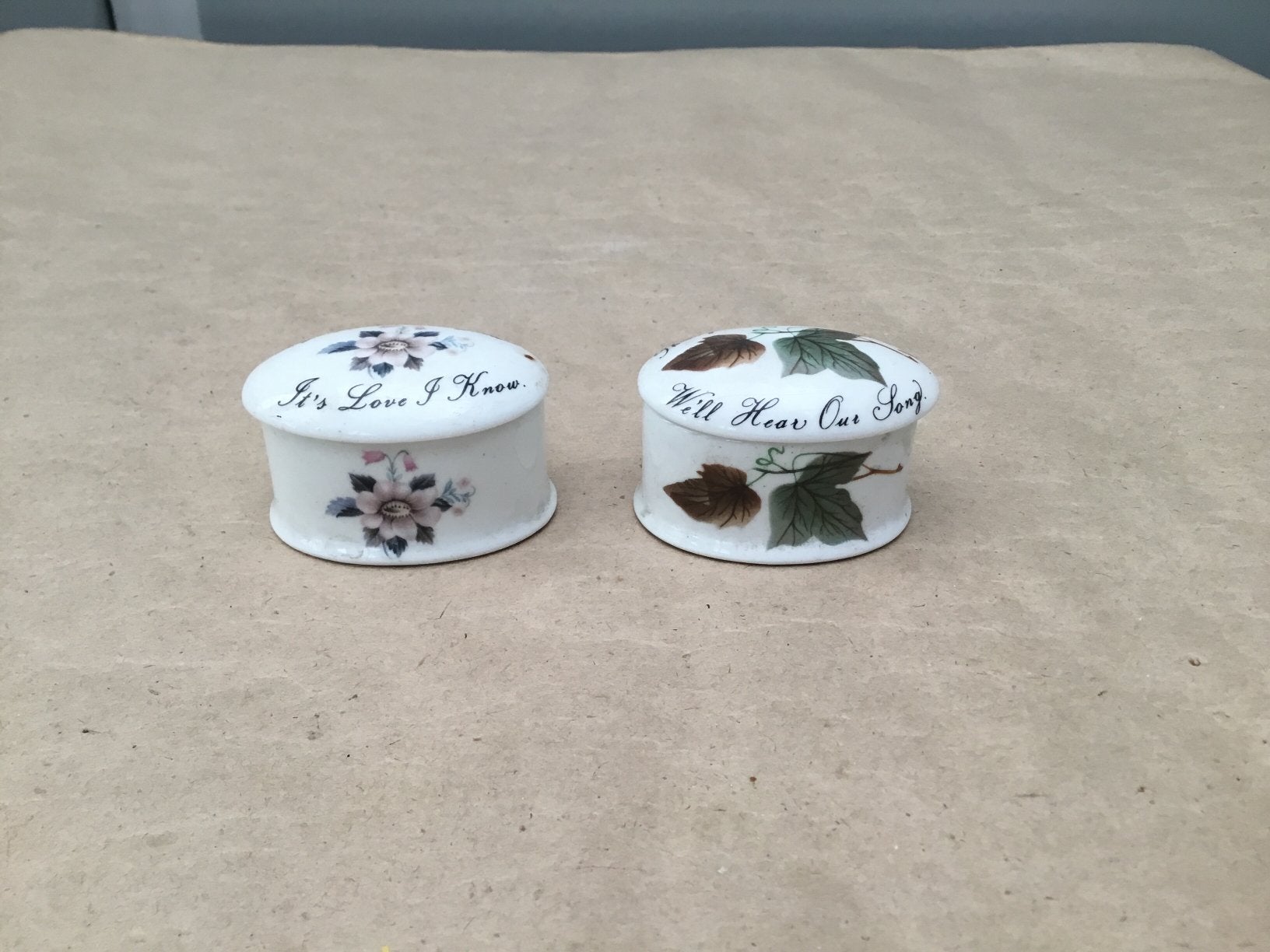 Twee vintage ovale Royal Adderley doosjes porselein, Antiek en Kunst, Curiosa en Brocante, Ophalen of Verzenden
