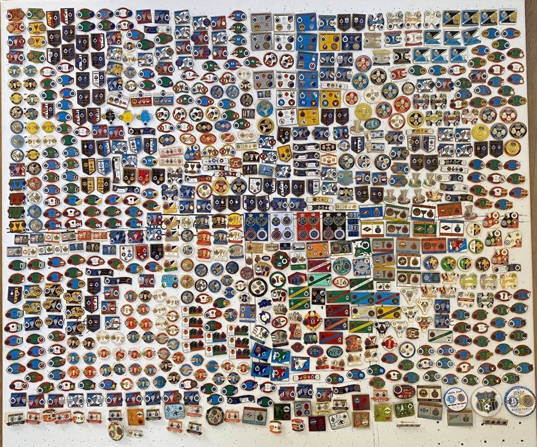 CLUB BRUGGE FC BRUGES +/- 750 pins badges, Verzamelen, Speldjes, Pins en Buttons, Zo goed als nieuw, Speldje of Pin, Sport, Ophalen of Verzenden