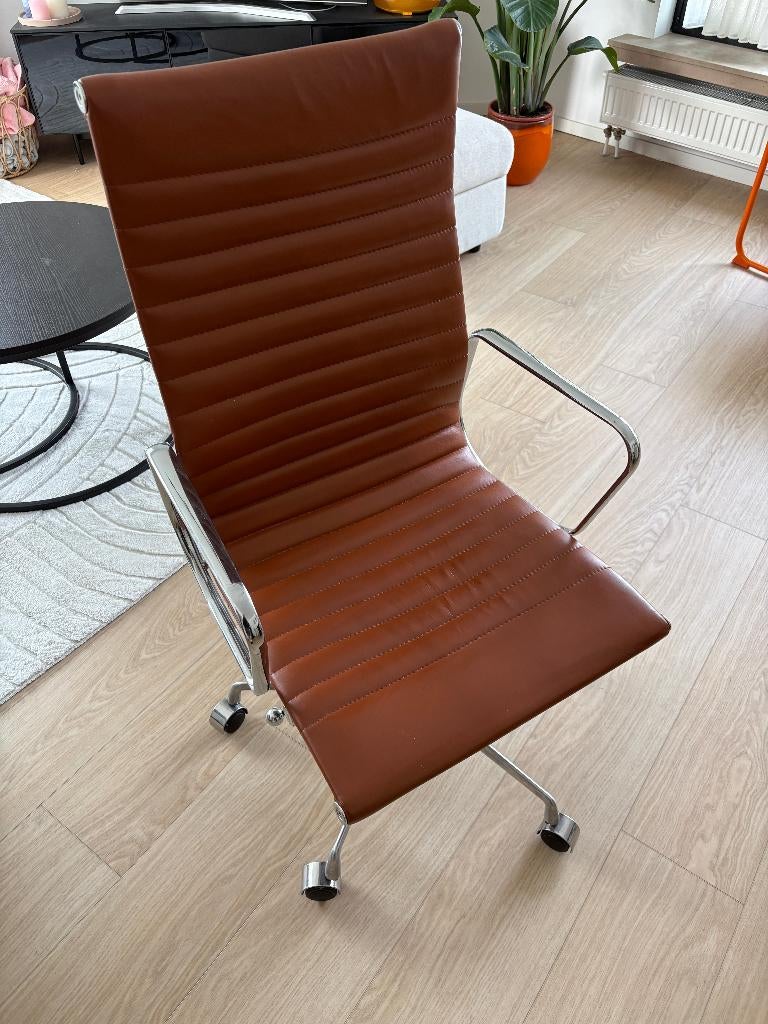 Chaise de bureau en cuir cognac Eames (EA 119), Enlèvement, Comme neuf, Chaise de bureau
