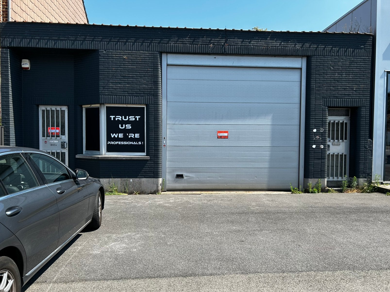 Loods 320m2 te huur op drukke steenweg, Huur, Parkeerplaats