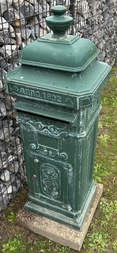Boite aux lettres d’époque en fonte + socle en béton, Enlèvement, Comme neuf, Acier, Sur pied