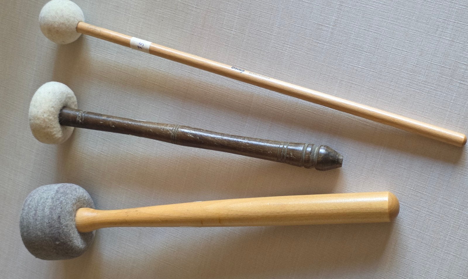 3 vilten kloppers + 2 draaistokken hardhout vr klankschaal, Ophalen of Verzenden, Gebruikt, Melodische percussie