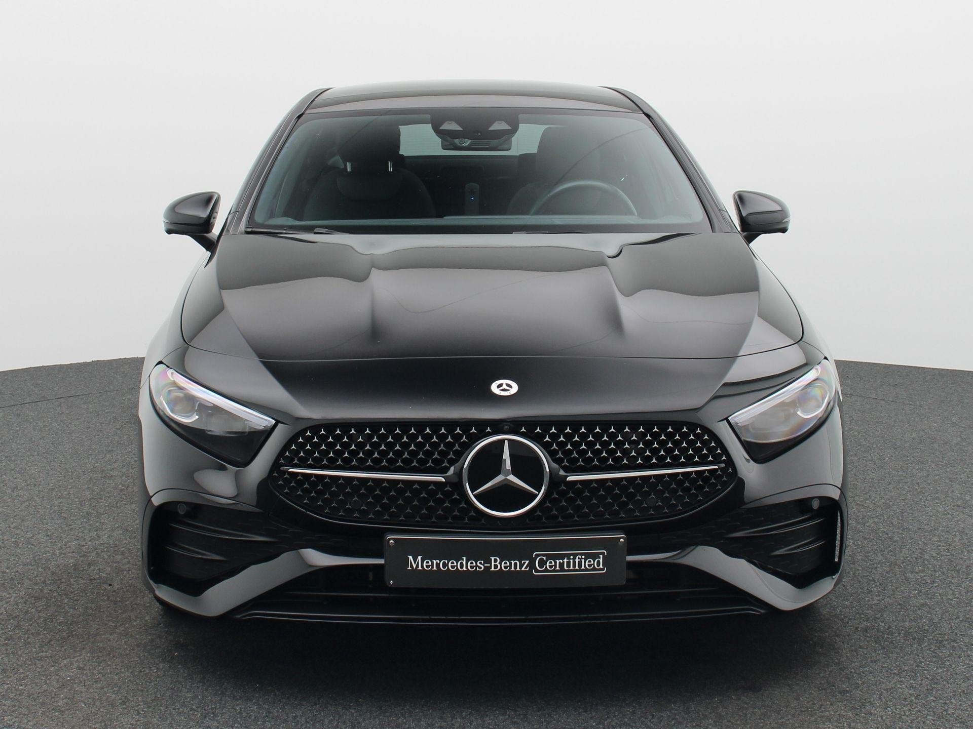 Mercedes-Benz A 180 Sedan AMG Line + PANO DAK + MULTIBEAM LE, Auto's, Mercedes-Benz, Stof, 4 cilinders, 136 pk, Zwart