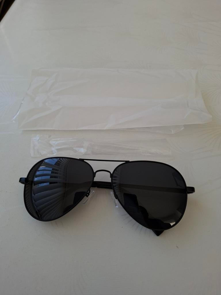 Lunette de soleil noir ou bleu. Nouveau ! 19€    pour une., Bleu