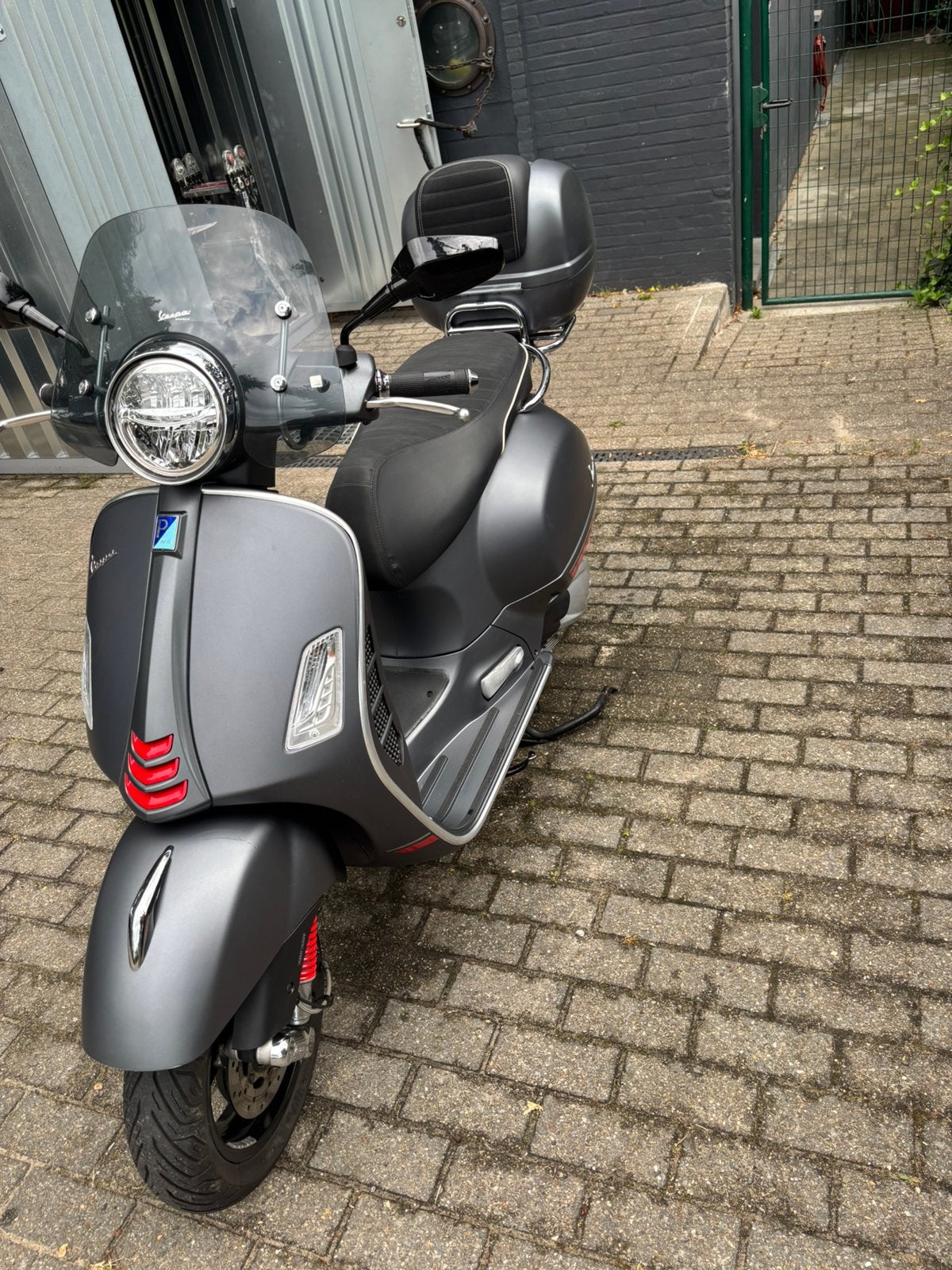 Vespa 300 gts super matt grijs met top koffer, Motoren, Motoren | Piaggio, Particulier, Scooter, Ophalen