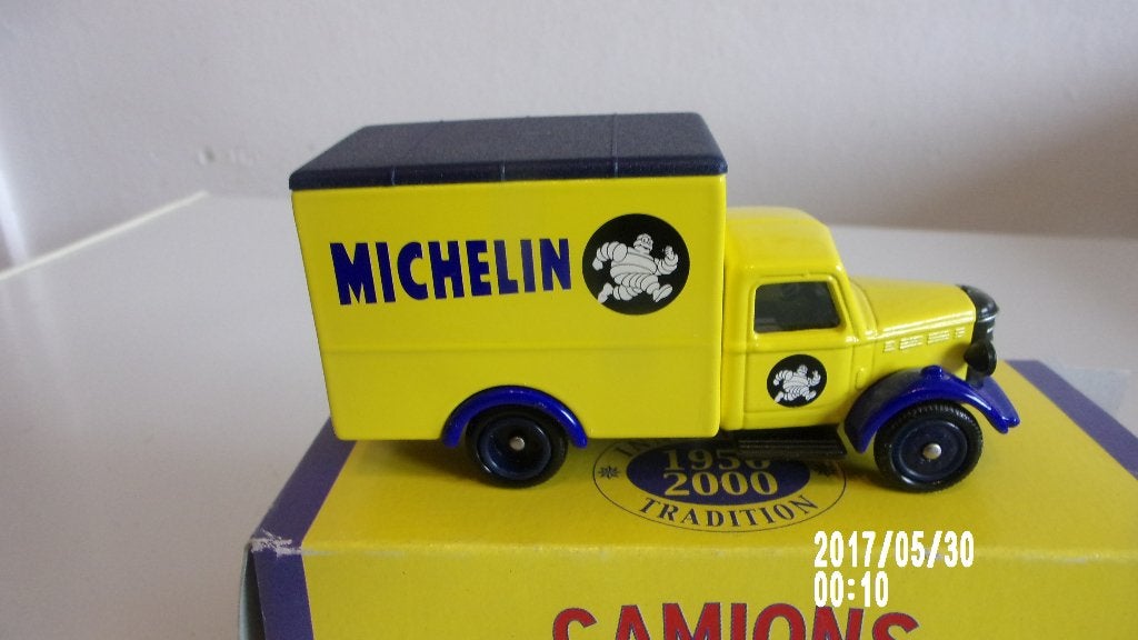 MICHELIN PETIT CAMION BEDFORD CORGI.IMPEC en BOITE., Hobby & Loisirs créatifs, Enlèvement ou Envoi, Comme neuf, Bus ou Camion