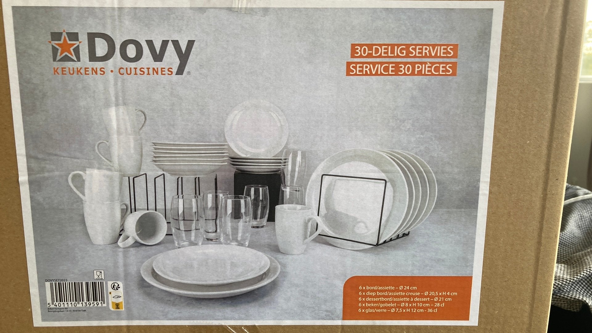 Een dertig-delig servies gekregen bij aankoop Dovy keuken, Huis en Inrichting, Ophalen, Nieuw, Bord(en), Modern
