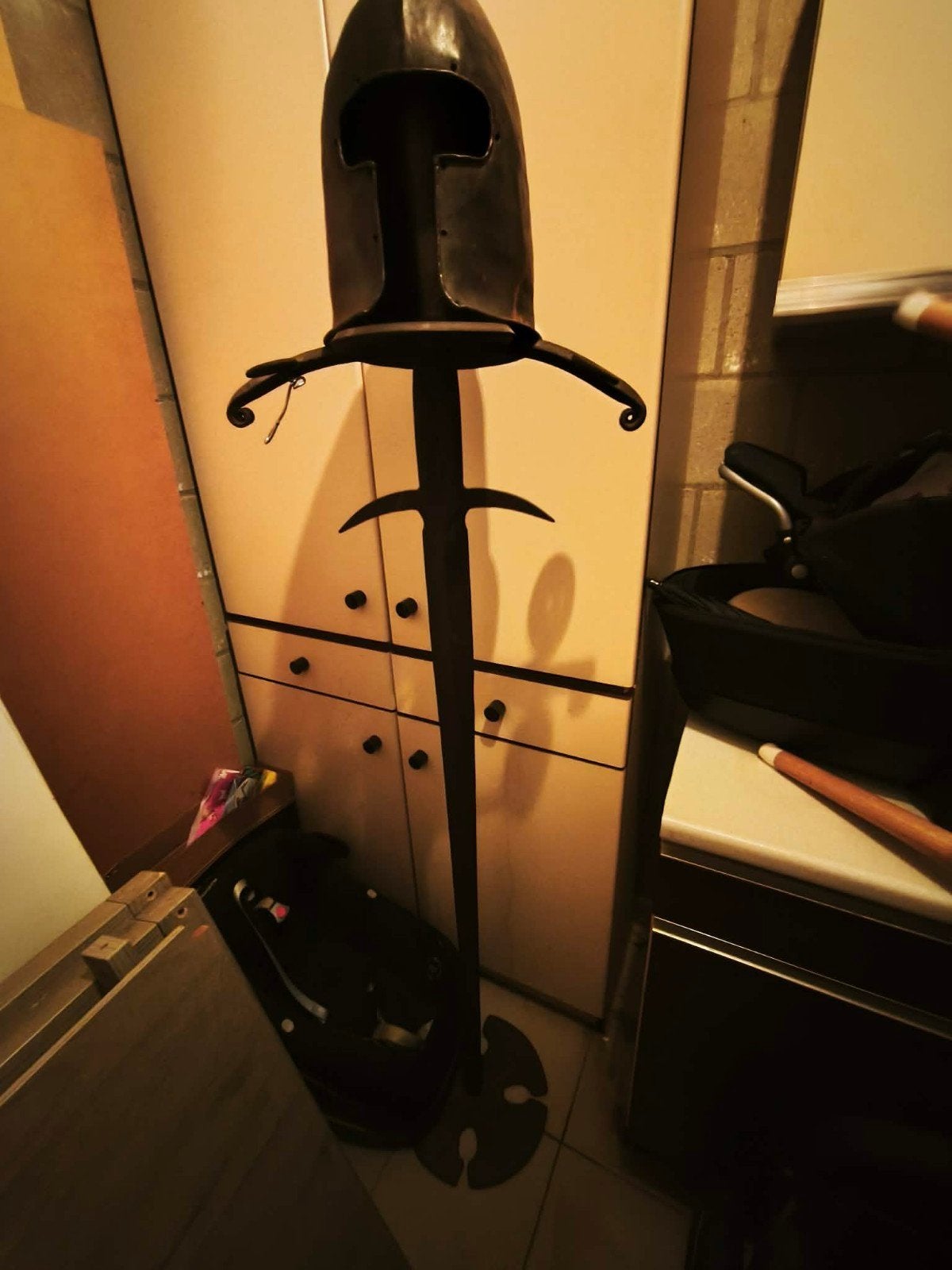 L épée  est noire . Plus ou moins 1m70 de hauteur, Antiquités & Art, Enlèvement