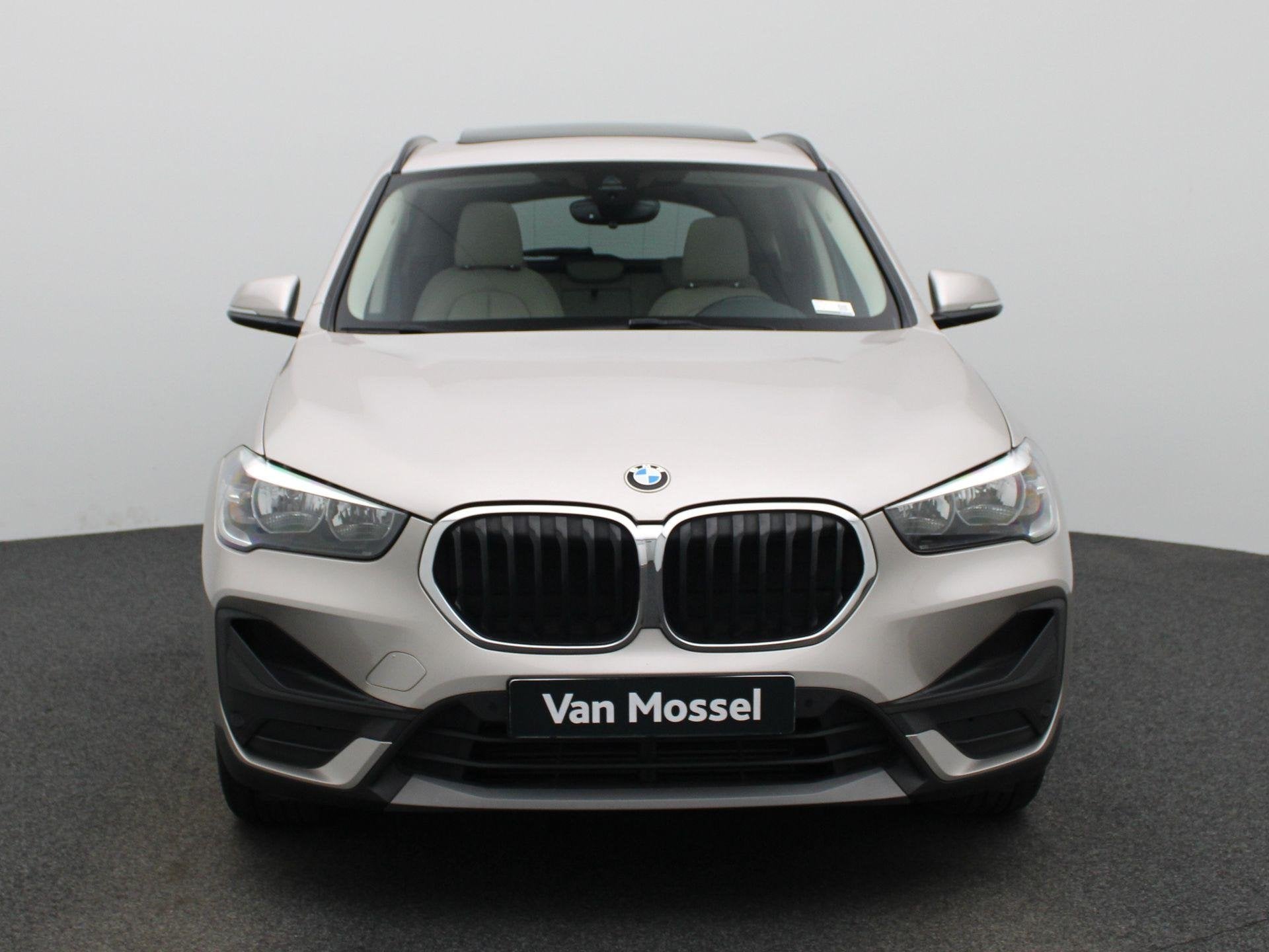 BMW X1 sDrive16dA (85 kW) LEDER + zetelverwarming | Electric, Stof, 116 pk, 3 cilinders, Te koop