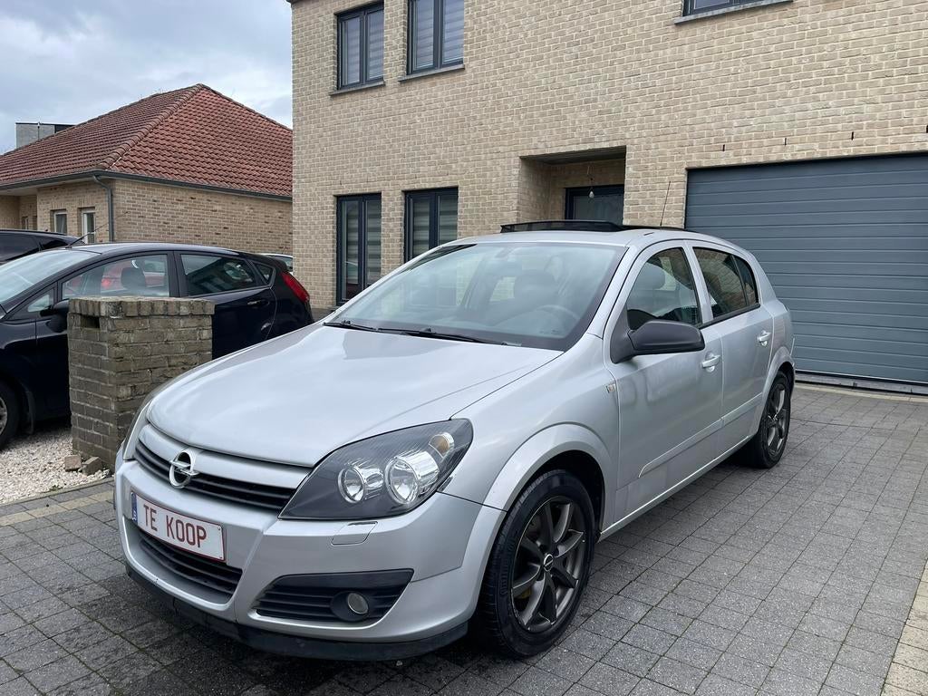 Opel Astra H 2004 1.4 Benzine 5-deurs Gekeurd 3950€, Auto's, Voorwielaandrijving, Stof, Zwart, 4 cilinders