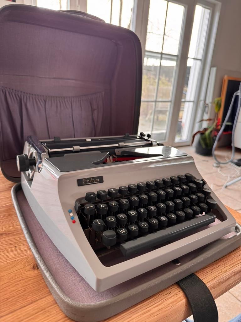 Vintage Erika 42 typemachine met koffer - zwart/rood lint, Ophalen, Zo goed als nieuw