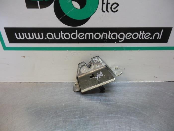 Mécanique de verrouillage hayon d'un Peugeot 107 (107 05-), Autos : Pièces & Accessoires, Carrosserie & Tôlerie, -, 3 mois de garantie