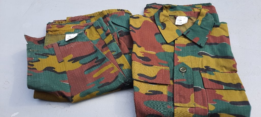 Ancien costume  bariolé ., Collections, Enlèvement ou Envoi, Armée de terre, Vêtements ou Chaussures