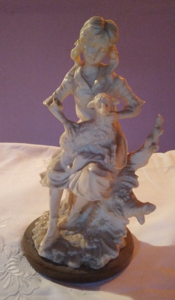 Statue jeune fille et agneau, Enlèvement ou Envoi