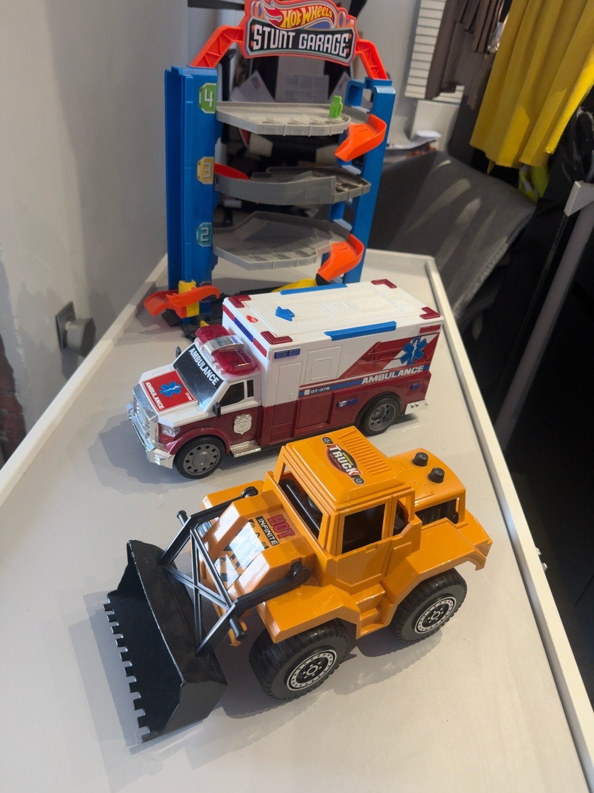 Speelgoedpakket-Hot Wheels Stunt Garage,ambulance,bulldozer, Kinderen en Baby's, Speelgoed |Speelgoedvoertuigen, Zo goed als nieuw