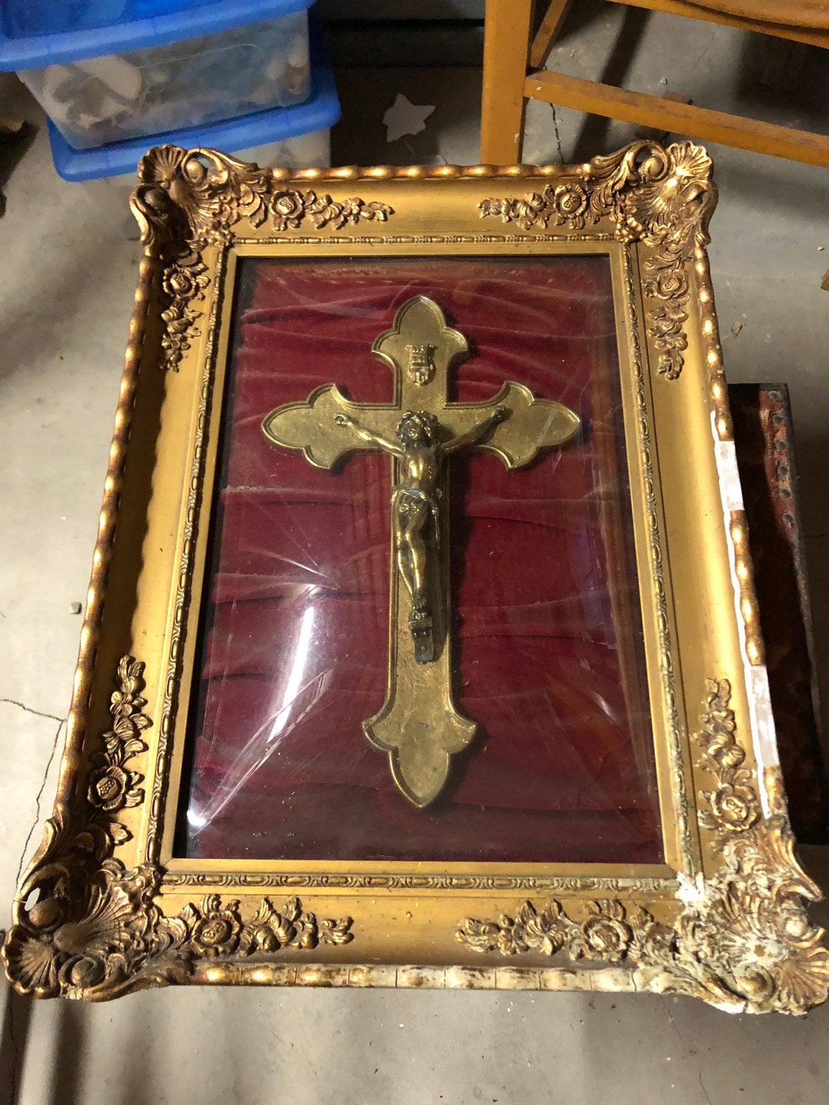 Cadre religieux, Enlèvement