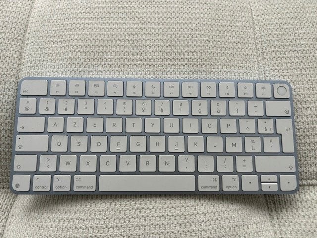 Apple Magic keyboard, Computers en Software, Ophalen, Azerty, Zo goed als nieuw, Draadloos