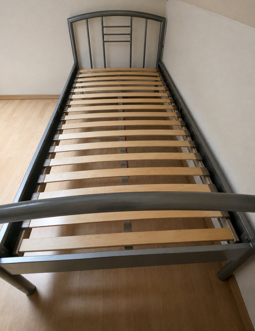 lit avec sommier 90-200 (2 lits disponibles), 90 cm, Gris, Une personne, Enlèvement