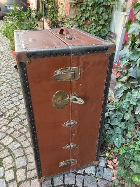 ANTIEKE HUTKOFFER. JAREN 40. STEVIGE STAAT., Antiek en Kunst, Antiek | Meubels | Tafels, Ophalen
