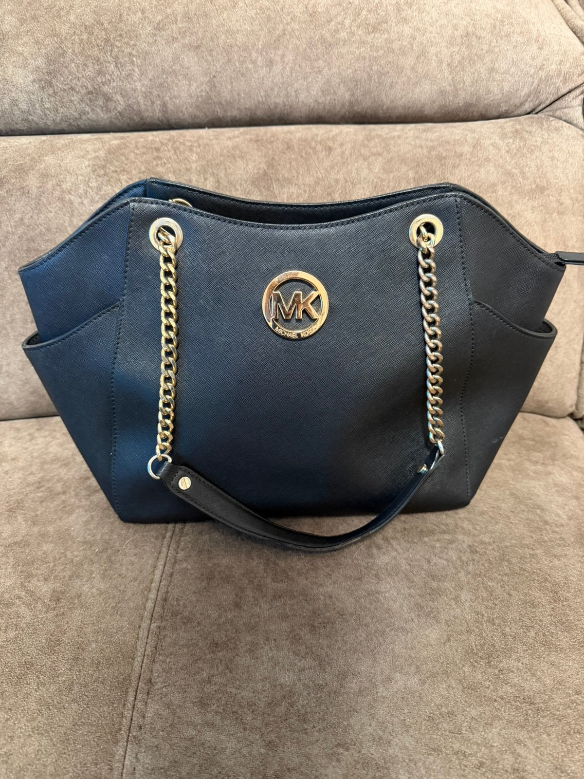 Michael Kors handtas – Saffiano – goudkleurige ketting, Handtassen en Accessoires, Tassen | Damestassen, Ophalen, Zo goed als nieuw