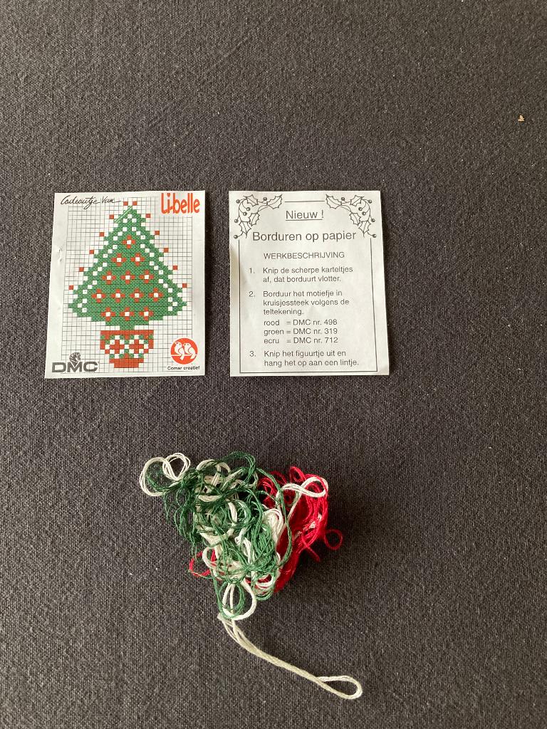 Patroon van een kerstboompje + restjes DMC draad, Ophalen of Verzenden, Zo goed als nieuw, Handborduren, Patroon