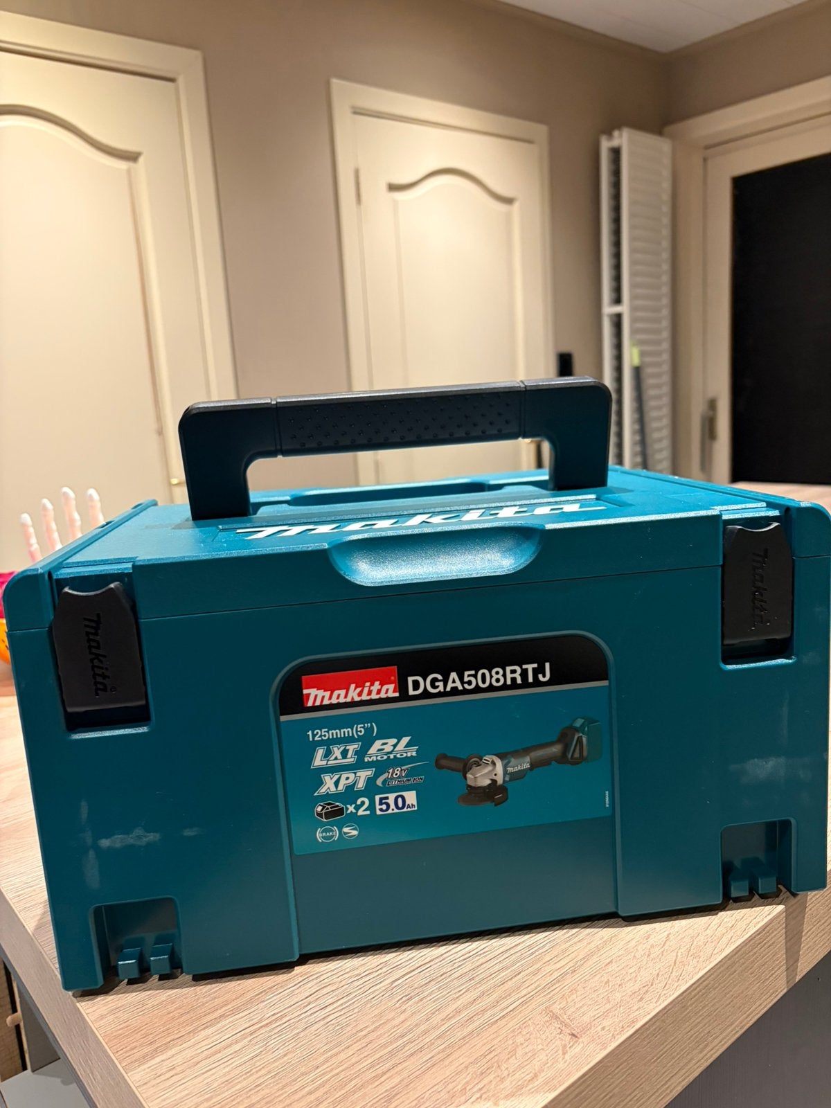 Makita DGA508RTJ 18V – Splinternieuw – Complete set, Ophalen, Gevuld, Nieuw