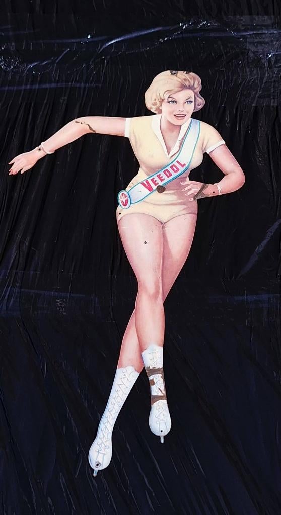 Vintage Veedol pin up girl, olie reclamebord️⛽️, Verzamelen, Merken en Reclamevoorwerpen, Gebruikt, Reclamebord, Ophalen of Verzenden