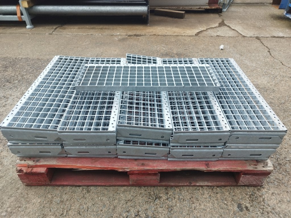 Marches en métal galvanisé de 1800 et 700 mm de long, Bricolage & Construction, Enlèvement ou Envoi, Comme neuf, Geen idee, Info@timshop.be