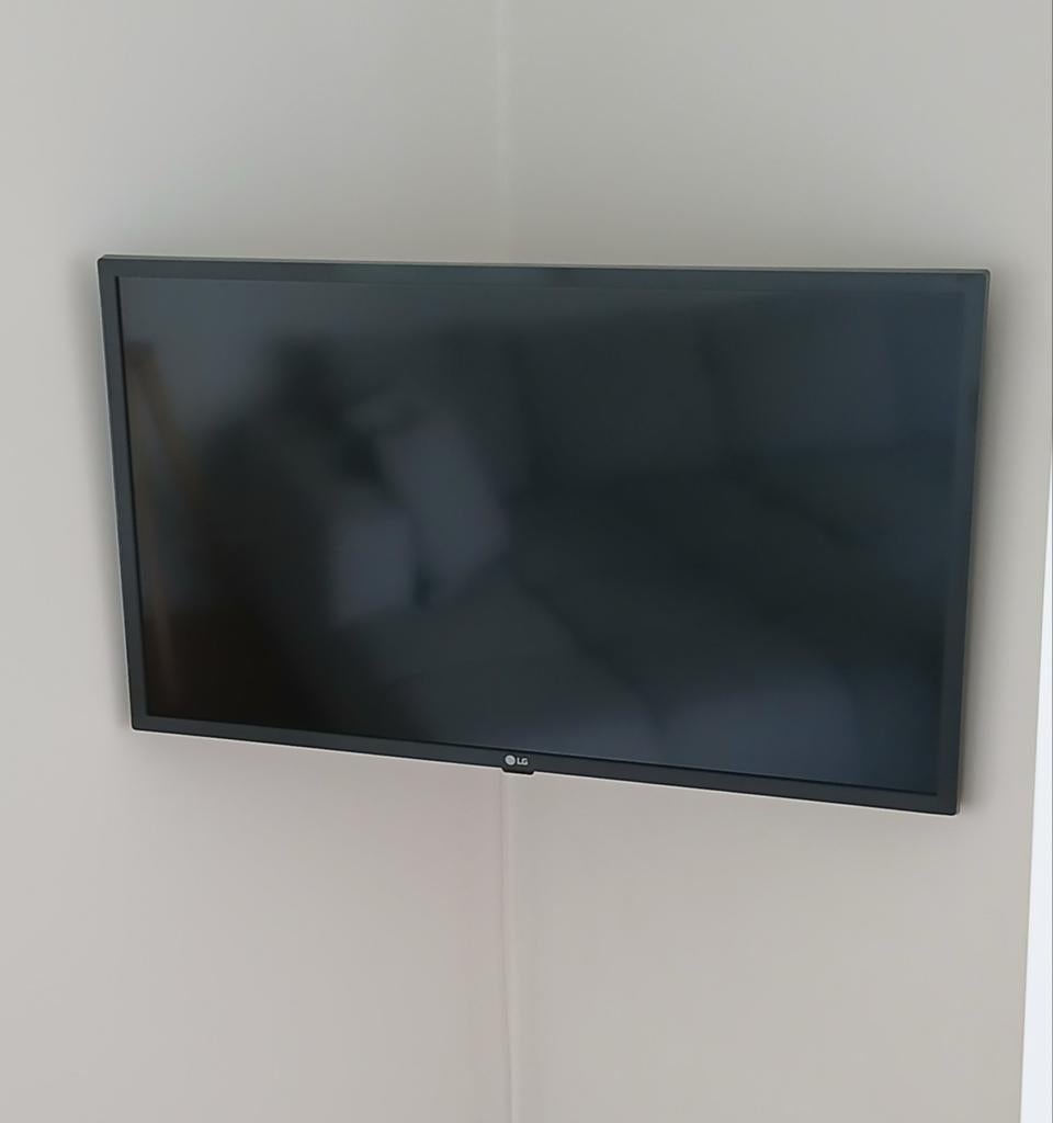 LG 32 inch Smart TV + ISY full motion muurbeugel, TV, Hi-fi & Vidéo, Télévisions, LED, LG, Smart TV, Enlèvement