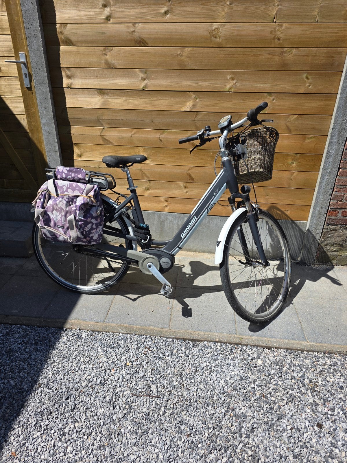Vélo pour femme avec moteur central Bosch en bon état, 47 à 51 cm, Enlèvement ou Envoi, Utilisé, 50 km par batterie ou plus