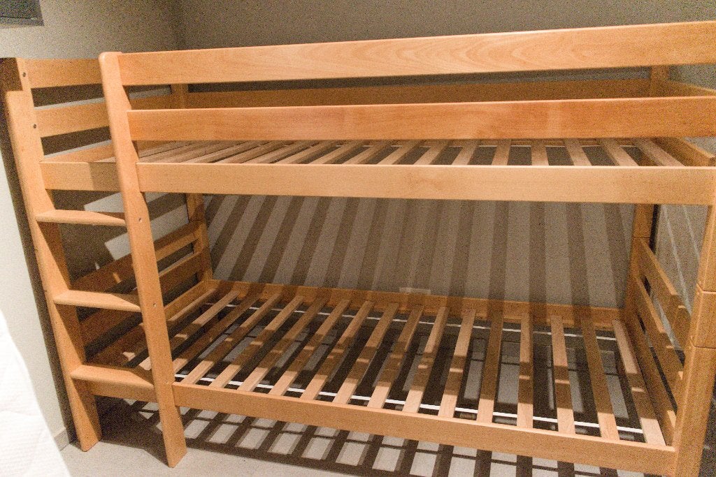 Houten stapelbed 90x200 met 2 matrassen – reeds gedemonteerd, Ophalen, Zo goed als nieuw, Stapelbed