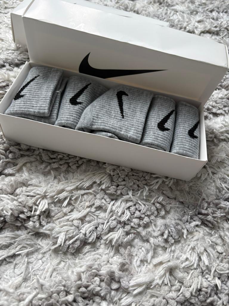 Nike sokken set 5 paar grijs, Vêtements | Hommes, Chaussettes & Bas, Enlèvement ou Envoi, Neuf, Taille 43 à 46, Autres couleurs